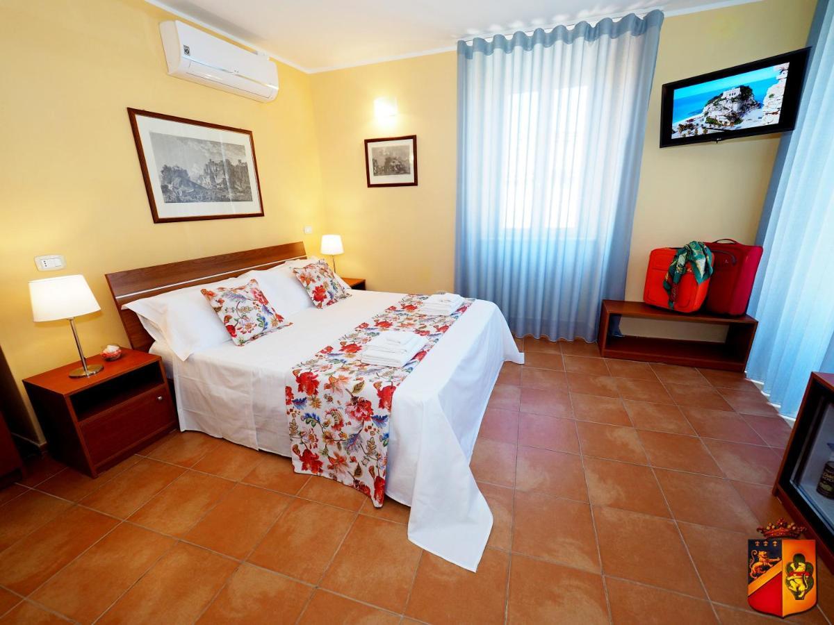 Palazzo Toraldo Di Francia Bed & Breakfast Tropea